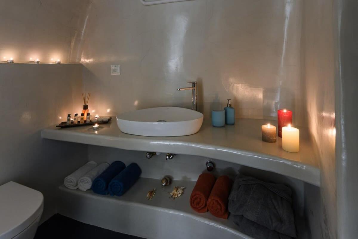 شقة Santorini Traditional Apt With Private Hot Tub ثيرا المظهر الخارجي الصورة