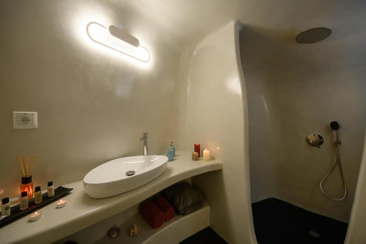 شقة Santorini Traditional Apt With Private Hot Tub ثيرا المظهر الخارجي الصورة